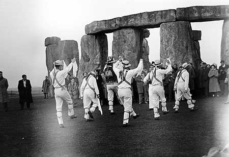 morris-dancers-stonehenge