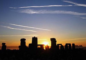 Summer Solstice Sunrise over Stonehenge 2005. Licensed under Creative Commons Attribution-Share Alike 2.0 via Wikimedia Commons