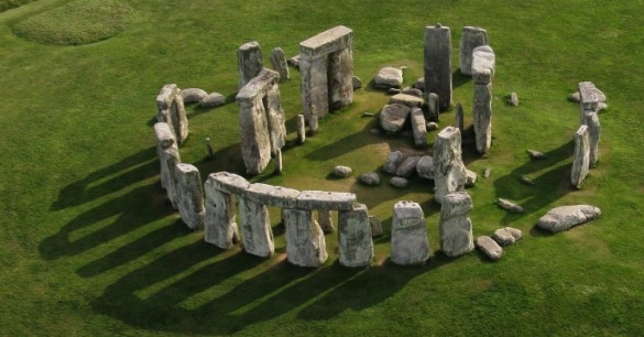 Stonehenge-585x306